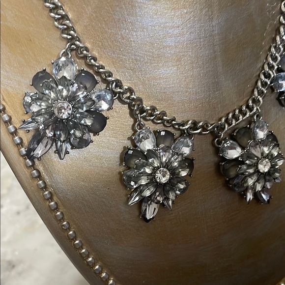 Elegant Silver Floral Necklace - Picture 6 of 9